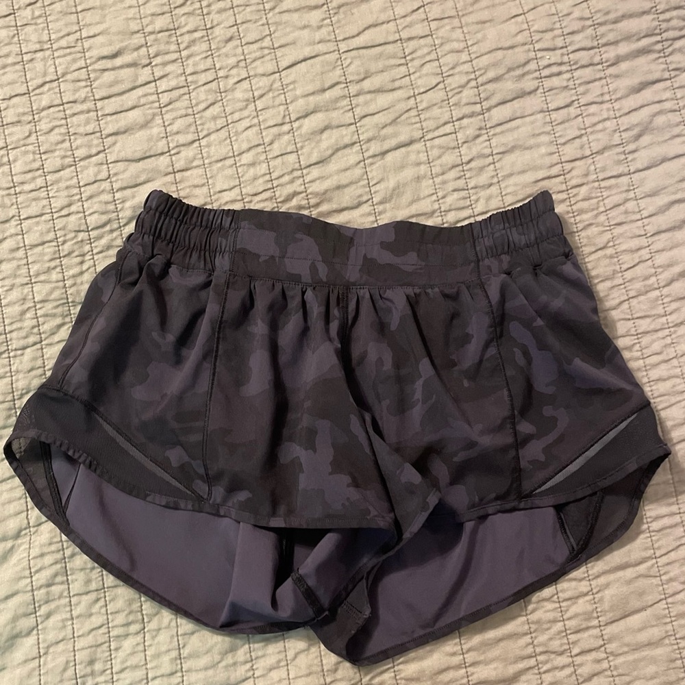 Lululemon Hotty hot low-rise lined short 2.5